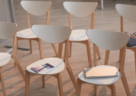 Lekkie krzesła do wnętrz i na zewnątrz – uniwersalne meble w domowej przestrzeni