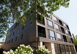 OKNOPLAST w kontekście innowacyjnej konstrukcji okiennej, gdzie każdy element stolarki ma znaczenie dla funkcjonalności budynku