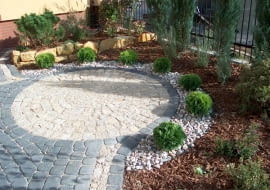 NAWIERZCHNIA KAMIENNA PLACYK GRANIT BAZALT KORA SCIOLKOWANIE MULCZOWANIE TUJA THUJA ZYWOTNIK AUTOR PROJEKTU AGNIESZKA WERNIKOWSKA MAREK WERNIKOWSKI FOT. AGNIESZKA WERNIKOWSKA PUBLIKACJA OGRODY NR 12 (80) - 12.2005 PUBLIKACJA OGRODY NR 12 (152) - 12 2011