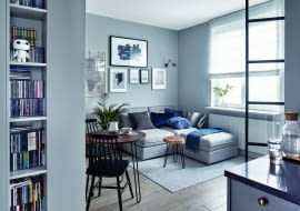 W aranżacji mieszkania odcienie szarości i błękitów jako bazowe kolory wnętrza tworzą wdzięczne tło dla innych barw. Dobrze prezentują się na ich tle elementy w czerni, granacie, bieli czy naturalnym drewnie.