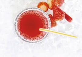 Napoje apetycznie prezentują się w szklankach z "oszronionymi" krawędziami. Ich brzegi zanurzamy w wodzie, a potem w cukrze (albo soli)