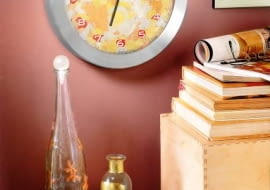 Złote dekoracje za grosze - do ich zrobienia wystarczy farbka, brokat, płatki dekoratorskie lub flamaster. Za ich pomocą dodamy blasku zwykłym domowym sprzętom. Cenny czas. Na oczyszczoną tarczę zegara nanosimy punktowo klej do złoceń. Na przeschnięty, ale jeszcze lepki klej nakładamy złoto w płatkach. Wygładzamy je miękkim pędzlem, a nadmiar usuwamy. W taki sam sposób nakładamy płatki w innym kolorze. Na koniec całą tarczę pokrywamy werniksem.