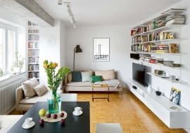 Biel, delikatne beże, odcienie szarości. Lekko i przejrzyście. Nieliczne czarne elementy dodają wnętrzu wyrazu. Na ścianie - plakat Wola (zaprojektowany przez Edgara Bąka dla Nowego Teatru w Warszawie).