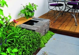 Wodoszczelny pojemnik obmurowany płytkami sjenitu może być ozdobą zarówno ogrodu, jak i tarasu.