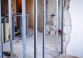 REMONT WYBURZANIE SCIAN DZIALOWYCH KONSTRUKCJA SCIANKI GIPSOWO KARTONOWEJFOT. RAFAL POLAK - KUCHTAPUBLIKACJA LADNY DOM NR 2 (76) - 2.2005