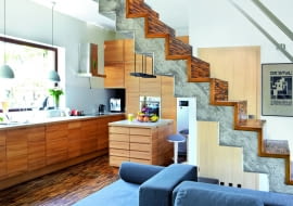 Nad schodami plakat "De Stilj" z wystawy w Manchester Art Gallery - prezent od przyjaciela.