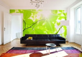 W tym salonie króluje świeża zieleń liści. Fototapeta dostępna w różnych rozmiarach. Wymiary: 200x150 cm, w cenie 486 zł, Dekornik.pl