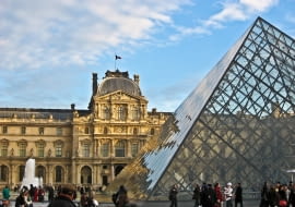 Szklana piramida przed Luwrem. Proj. I.M.Pei