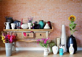 <B>Neutralne wazony w kształcie prostych figur geometrycznych czy klasycznych amfor przeznaczmy na okazałe bukiety - nie będą konkurować z urodą roślin. Do tych ozdobnych, np. pokrytych kolorowym szkliwem, włóżmy jeden kwiat albo gałązkę. Naczynia o przyciągającej wzrok formie mogą nawet pozostać puste - i tak będą dekorować wnętrze.</B> 1. Ceramika - 139,90 zł, dekoracjadomu.pl 2. porcelana - 150 zł, galeria-dekoracji.com.pl 3. ceramika - 52,99 zł, galeria-dekoracji.com.pl 4. ceramika - 196 zł, Galeria Decor 5. szkło - 39 zł, Bed & Breakfast 6. ceramika - 32 zł, viacenza.pl 7. ceramika - 59,30 zł, a-z-decor.istore.pl 8. ceramika - 57,20 zł, galeria-dekoracji.com.pl 9. porcelana - 84 zł, Galeria Decor 10. glina - 109 zł, dekoracjadomu.pl 11. ceramika - 110 zł, cram.istore.pl 12. ceramika - 96 zł, Galeria Decor 13. ceramika - 76 zł, dekoracjadomu.pl 14. ceramika - 97,59 zł, sztuczne kwiaty - 20,17 zł/szt., galeria-dekoracji.com.pl 15. ceramika - 295 zł, Inne Meble 16. drewno - 90,30 zł, home&you 17. ceramika - 39 zł, home&you 18. ceramika - 790 zł, Inne Meble; sztuczny słonecznik - 25 zł, Faktor 19. ceramika - 29 zł, viacenza.pl 20. ceramika - 32,99 zł, galeria-dekoracji.com.pl 21. ceramika - 54,90 zł, dekoracjadomu.pl 22. ceramika - 39 zł, a-z-dekor.istore.pl Pozostałe: komoda - 4443 zł, Inne Meble; cegła na ścianie - 3,80 zł/szt., nelissen.pl. Żywe kwiaty, Magia Kwiatów; sztuczne kwiaty, własność stylistki.