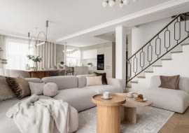 Nowoczesna elegancja w bieli i beżach – dom na obrzeżach Poznania