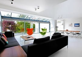 Salon. Dzięki świetlikowi w dobudowanej części salonu nawet zimą nie brakuje tu słońca. Sofy Charles projektu Antonio Citterio (B&B Italia) kupione w Atak Design.