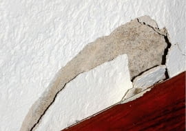 Odspojony przy listwie przypodłogowej tynk