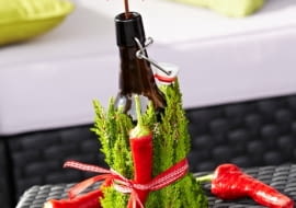 Kwiatowa dekoracja z butelką i wrzoścami