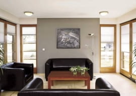 Okna narożne to dobry sposób na wykorzystanie naturalnego światła.