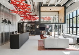 Wnętrza biurowe Red Bull w warszawskim Forcie Mokotów