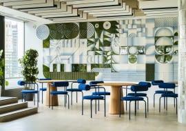 Ceramiczna kompozycja autorstwa Pani Jurek w budynku The Form w Warszawie