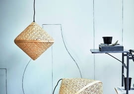 Subtelne ażury. Bambusowe abażury Viktigt mają stożkowy kształt i dają ciepłe, przytulne światło. Dostępne w dwóch wielkościach. ikea.com/pl