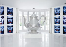 Jan des Bouvrie zadbał o 'mocne wrażenie' - taki widok ukazuje się po przekroczeniu progu. Reprezentacyjny hol zdominowała niezwykła rzeźba Studia Job, którą gospodarz przywiózł z targów w Mediolanie.