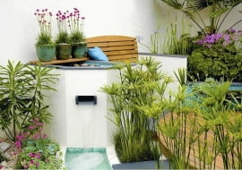 Sitzplatz am Wasserspiel SLOWA KLUCZOWE: au?en au?en ausspannen Blumenwasser Brunnen Chelsea Flower Show Cyperus drau?en drau?en enspannen entspannend entspannt erholend Font ne Font ne modern Modeste Modeste Herwig relaxed relaxen ruhen Sommer Springbrunnen T^pfe T^pfe Wasser