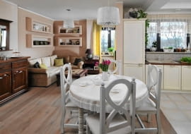 Pani Maria niedawno przeniosła się ze Szczecina do Warszawy. Mieszka teraz blisko ukochanych wnucząt, ale zmiana i tak wiązała się ze stresem. Aby poczuć się lepiej w nowym miejscu, gospodyni zabrała część mebli ze starego mieszkania. <BR /> MIESZKANIE. Pokój dzienny urządzono klasycznie, natomiast wytrój aneksu kuchennego i kąta jadalnego nawiązują do wnętrz w stylu prowansalskim.