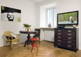 Poprzednio Monika i Rafał mieszkali na Starówce. Zauroczeni klimatem dawnej Warszawy, chcieli, by ich nowe lokum znajdowało się w równie niezwykłym miejscu. Oczekiwania te spełniła kamienica z lat dwudziestych XX wieku, mieszcząca się na starym Żoliborzu. <BR /> MIESZKANIE. W mieszkaniu zachował się przedwojenny dębowy parkiet, który po wycyklinowaniu i zaolejowaniu odzyskał dawną świetność. Odnowiono też stare meble - klasyczny stolik i komoda w stylu kolonialnym zostały pomalowane bejcą w tym samym odcieniu. Czerwony taboret z nogami o kształcie inspirowanym militariami. Zaprojektował go młody designer Robert Szuba.