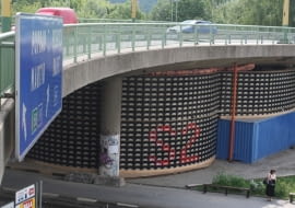 Sala koncertowa S2 ze skrzynek po piwie zbudowana w Zilinie.