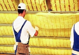 Dach ociepla się wełną mineralną układana w dwóch warstwach: między i pod krokwiami