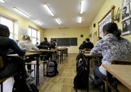 27.11.2009 WISLA , GIMNAZJUM NR. 1 W WISLE , LEKCJA JEZYKA POLSKIEGO . W SALACH NIE MA KRZYZA , SYMBOLU RELIGII KATOLICKIEJ . WYNIKA TO Z FAKTU WIELORELIGIJNOSCI UCZNIOW I ZE ZGODNIE PODJETEJ DECYZJI WLADZ SZKOLY O NIE UMIESZCZANIU SYMBOLI RELIGIJNYCH W KLASACH . FOT TOMASZ FRITZ / AGENCJA GAZETA SLOWA KLUCZOWE: LEKCJE SZKOLY