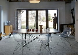 Okna (Amberline) wychodzą na ogród. Jadalnię urządza prosty stół zbudowany z metalowego stelażu i drewnianego blatu. Na szafce globus - pamiątka rodzinna. Rower Antka (Wishbone design)