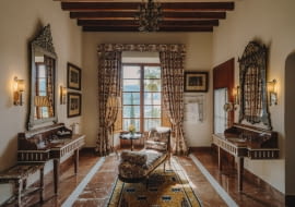 Styl projektanta wnętrz Lorenzo Castillo jest widoczny w każdym odrestaurowanym pokoju: jest on wystawny, majestatyczny i pełen charakteru.