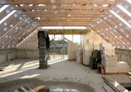 Gdy wszystkie wiązary są już ustawione i zamocowane do murłaty lub wieńca, można układać materiał wstępnego krycia i pokrycie dachowe