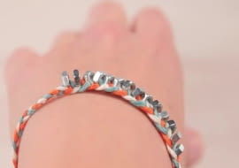 Błyszcząca bransoletka z metalowymi nakrętki