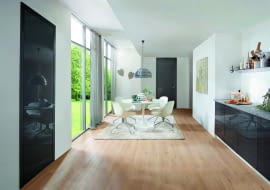 Nowoczesne wnętrza to prostota w każdej postaci. Ta zasada dotyczy także drzwi, które warto wykorzystać do pokreślenia wystroju domu, Hörmann