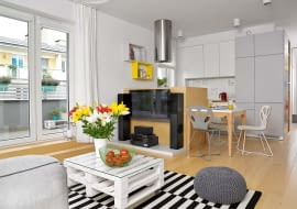 Biel, czerń i szarości - mieszkanie inspirowane stylem skandynawskim rozweselają żółte i czerwone akcenty.