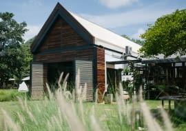 Prosta, nieskomplikowana bryła, a na dodatek energooszczędna charakterystyka to główne cechy domów w stylu nowoczesnej stodoły