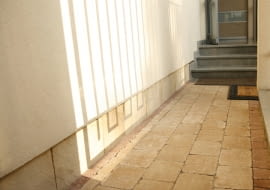 cokół wokół domu, podmurówka