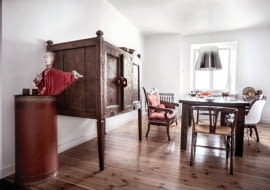 Chiński kabinet, stół z litego, egzotycznego drewna z Indonezji, obok sofa biedermeier i kolekcja krzeseł m.in. projektu Hansa J. Wegnera (model nr 24) oraz Charlesa i Ray Eamsów (DSR), oba z 1950 roku.