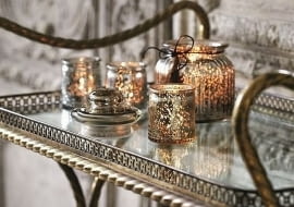 Lampiony oraz świece zapachowe to podstawowe atrybuty świąt. Dzięki nim łatwiej będzie wykreować w domu wyjątkowy klimat. Te w odcieniach starego złota idealnie nadają się na prezenty i wigilijny stół, świeca 34,99 zł, F&F Home.