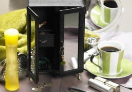 22.07.2008 ARANZACJA PRZEDMIOTOW - DEKORACJE , SKRYTKA NA BIZUTERIE , FILIZANKA ZE SPODKIEM CZTERY KATY STYLIZACJA JOANNA PLACHECKA FOT. AGATA JAKUBOWSKA / AGENCJA GAZETA PUBLIKACJA CZTERY KATY NR 10 (204) - 10 2008