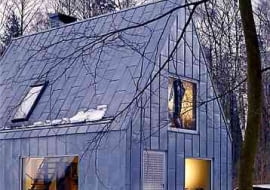 Dom Marka Szcześniaka wykończony blachą tytanowo-cynkową - praktyczną i zarazem nadającą budynkowi awangardowy wygląd