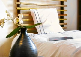 WNETRZA TAPCZAN ZAGLOWEK Z BAMBUSA FOT. ZBIGNIEW SZCZEPANSKI PUBLIKACJA CZTERY KATY NR 5 (140) - 5.2003 SLOWA KLUCZOWE: WNETRZA NACZYNIA MEBLE ZDJĘCIE DO WKŁADKI: PUBLIKACJA CZTERY KATY NR 5 (140) - CZASOPISMA