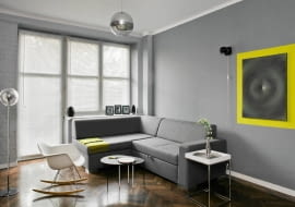 Szary, biały i żółty - te kolory są elementem przewodnim w nowej aranżacji mieszkania w półwiecznej kamienicy. Designerski wystrój stworzono tu bez wielkich wydatków, korzystając z pomysłowych rozwiązań projektantki. <BR /> MIESZKANIE. Kolory przewodnie w mieszkaniu to biel, szarość oraz ożywiający je żółty, określony przez projektantkę jako mieszanka cytryny z musztardą (pan domu stanowczo zaprotestował przeciwko zaproponowanej na początku akwamarynie).