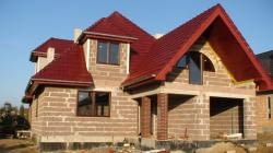 Jaką rolę pełni na budowie jej kierownik? Za co zgodnie z prawem odpowiada?