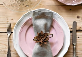 WNETRZA , NAKRYCIE STOLU , NACZYNIA - TALERZE , EFEKTOWNA DEKORACJA OBRACZKI NA SERWETKE - SZYSZKOWA GWIAZDKA , KWIATEK STYLIZACJA MARTA NARBUT FOT. GUTEK ZEGIER PUBLIKACJA CZTERY KATY NR 12 (267) - 12 2013 SLOWA KLUCZOWE: WNETRZE NACZYNIE DEKORACJA ZDJĘCIE DO WKŁADKI: PUBLIKACJA CZTERY KATY NR 12 (267) - CZASOPISMA