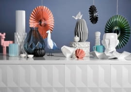 Na zdjęciu od lewej: 1. Figurka, 49,99 zł, IKEA 2. Wazonik, 79 zł, ohoo.pl 3. Wazon, 179 zł, BoConcept 4. Miseczki, 20 zł/szt., emwustudio.com 5. Wazon, 130 zł, Le Pukka 6. Wiszące ozdoby, od 11 zł/szt., Nap 7. Osłonka na doniczkę,29,90 zł, decorolka.pl 8. Figurka, 93 zł, Reset 9. Wazon, 140 zł, ohoo.pl (na nim papierowa mewa zrobiona w czasie sesji) 10. Pojemnik, 40 zł, emwustudio.com 11. Pudełko, 75 zł, Malabelle 12. Misa, 165 zł, Mesmetric 13. Świecznik, 39 zł, BoConcept 14. Młynek do pieprzu, 59,99 zł, IKEA 15. Kubek, 45 zł, Reset 16. Patera, 440 zł, Rosenthal 17. Wazon w kształcie głowy, 159 zł, Le Pukka 18. Blat, 99 zł; fronty kuchenne, 150 zł/szt., IKEA