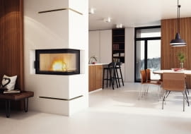 Bardzo popularne są wkłady kominkowe z szybą prostą, ale możemy też kupić modele z przeszkleniem giętym, pryzmatycznym lub narożnym. Zastosowane w nich żaroodporne szkło wytrzymuje wysoką temperaturę.