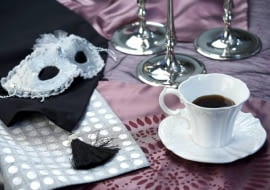 25.11.2009 WARSZAWA , SKLEP DOMUM , WNETRZA , TEMAT - KARNAWAL , WENECJA , DEKORACJE , INSPIRACJE WZORAMI Z DAWNYCH EPOK - MASKA KARNAWOLOWA , KOMPLET FILIZANKA ZE SPODKIEM