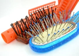 Szczotkę do włosów należy czyścić co najmniej raz w tygodniu i wymieniać raz w roku. Jeśli natomiast jest wykonana z naturalnego włosia, powinna być wymieniana co 7-10 miesięcy.