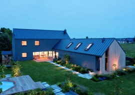 Szary dom w kolorach