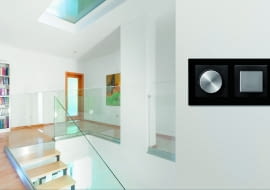 Producenci oferują różnego typu osprzęt do sterowania automatyką - od łączników i regulatorów po cyfrowe panele dotykowe